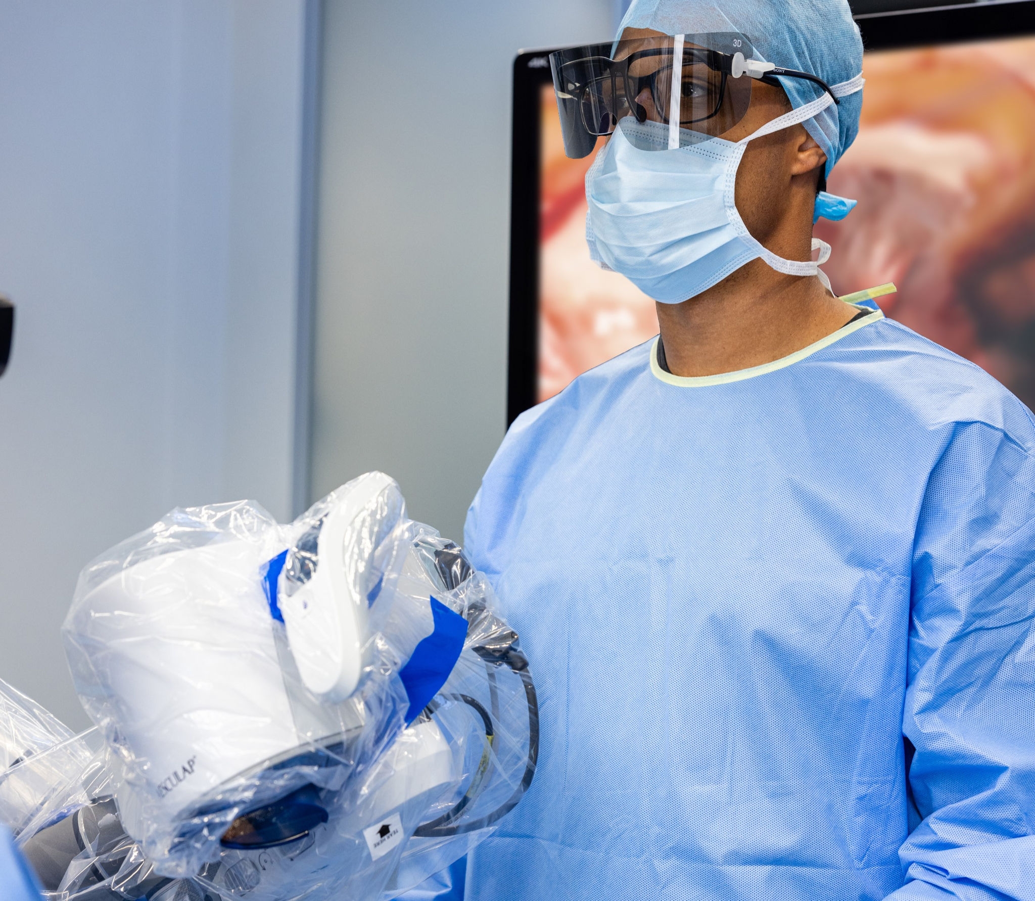 A surgeon walks into the OR to perform surgery with the Aesculap Aeos®. 
