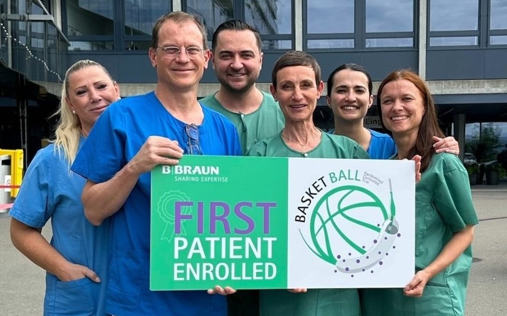 Reached a milestone with the enrollment of the first patient: Prof. Raban Jeger (front) with his team and B. Braun employees